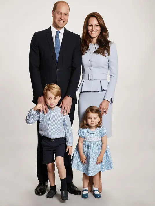 Foto ini diambil untuk kartu Natal. Di hari yang sama, Kensington Palace mengumumkan mengenai nursery school yang diikuti Puteri Charlotte. (instagram/kensingtonroyal)