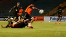 Meski hanya berstatus laga persahabatan kontra Persija, para pemain Ajax Amsterdam tetap berlatih serius di Stadion GBK Jakarta, Minggu (10/5/2014). (Liputan6.com/Helmi Fithriansyah)