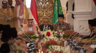 Presiden Joko Widodo (Jokowi) dan Raja Salman bin Abdulaziz al-Saud saat berdialog dengan sejumlah tokoh Islam di Istana Merdeka, Jakarta, Kamis (2/3). Raja Salman mendengarkan masukan dari sejumlah tokoh Islam. (Liputan6.com/Pool/Rosa Pangabean)