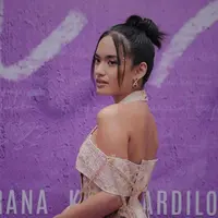 Arawinda Kirana jadi sorotan setelah diduga jadi orang ketiga di kisah perselingkuhan yang kini viral. Sehari-harinya, pemeran film “Yuni” ini kerap tampil nyentrik dengan kain nusantara. (Instagram/arawindak).