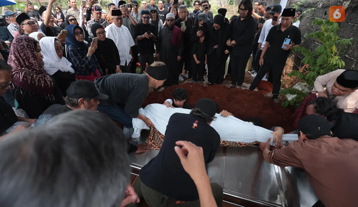 Sejumlah pelayat mengantarkan jenazah musisi rock Doddy Katamsi ke tempat peristirahatan terakhirnya di TPU Pangkalan Jati, Pondok Labu, Jakarta Selatan, Jumat (16/10/2026). (KLY/Budy Santoso)
