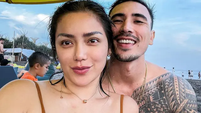 Jessica Iskandar di pantai (Instagram/inijedar)