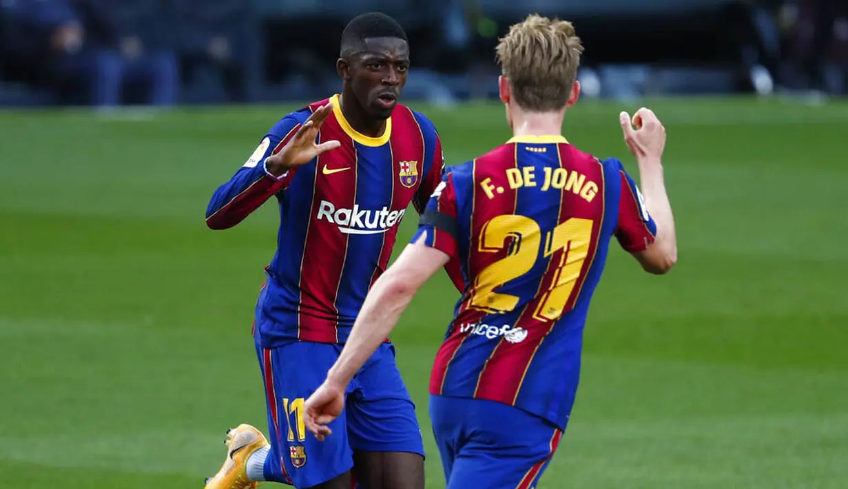 Penyerang Barcelona, Ousmane Dembele, melakukan selebrasi usai mencetak gol ke gawang Real Betis pada laga La Liga di Stadion Camp Nou, Sabtu (7/11/2020). Barca menang dengan skor 5-2.(AP/Joan Monfort)