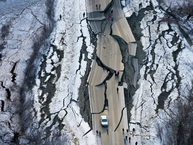 Foto udara kerusakan di Vine Road setelah gempa bumi melanda Wasilla di Alaska, Jumat (30/11). Gempa bermagnitudo 7.0 dan 5.7 menghancurkan jalan raya dan gedung-gedung serta memicu peringatan gelombang tsunami. (Marc Lester/Anchorage Daily News via AP)