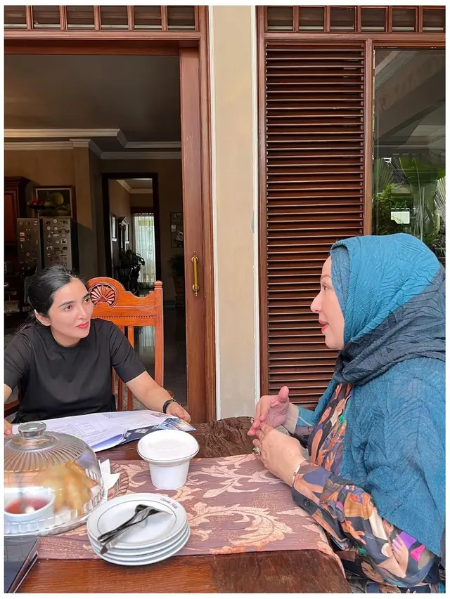 5 Potret Teras Semi Terbuka Rumah Camelia Malik, Bernuansa Klasik dan Tropis