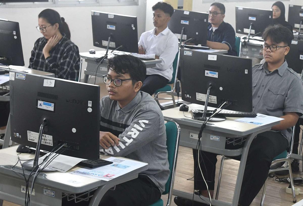 Peserta mengikuti UTBK-SNBT di Kampus UPN Veteran