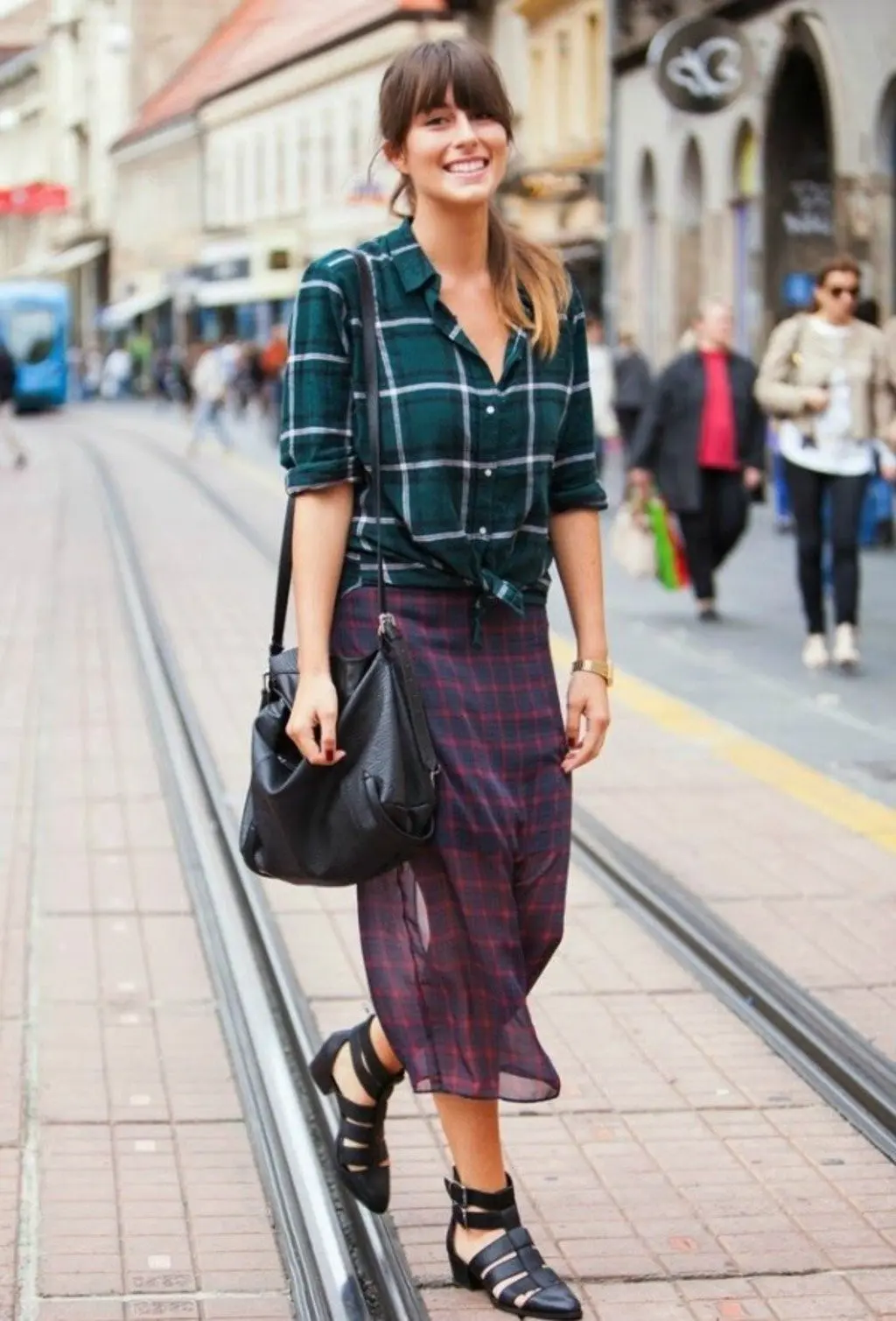 Padu padan kemeja flannel ala street styler yang kece. (Image: 303magazine.com)