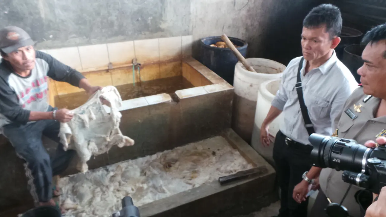 Penggerebegan pabrik kikil busuk 