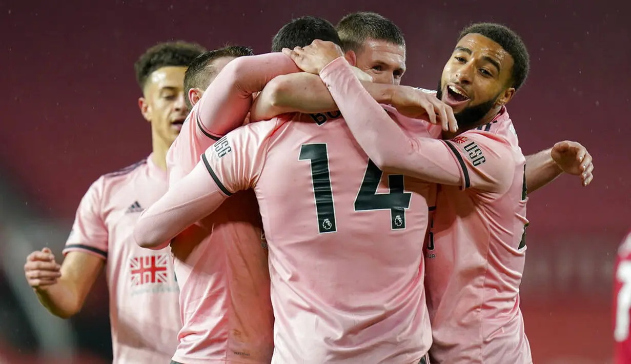 Para pemain Sheffield United merayakan gol yang dicetak oleh Oliver Burke ke gawang Manchester United pada laga Liga Inggris di Stadion Old Trafford,  Kamis (28/1/2021). MU takluk dengan  skor 1-2. (AP/Tim Keeton,Pool)