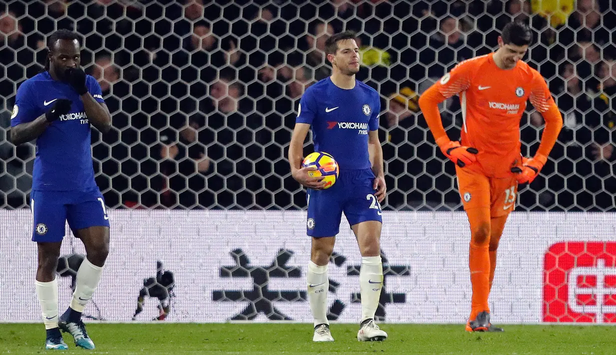 Eskpresi pemain Chelsea usai gawangnya dibobol oleh Watford saat pertandingan pertandingan Liga Inggris di stadion Vicarage Road, London (5/2). (AP Photo / Frank Augstein)