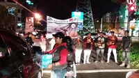 Komunitas Pencinta Alam di Surabaya, menggalang dana bantuan korban bencana longsor di Kabupaten Ponorogo. (Liputan6.com/Dhimas Prasaja)
