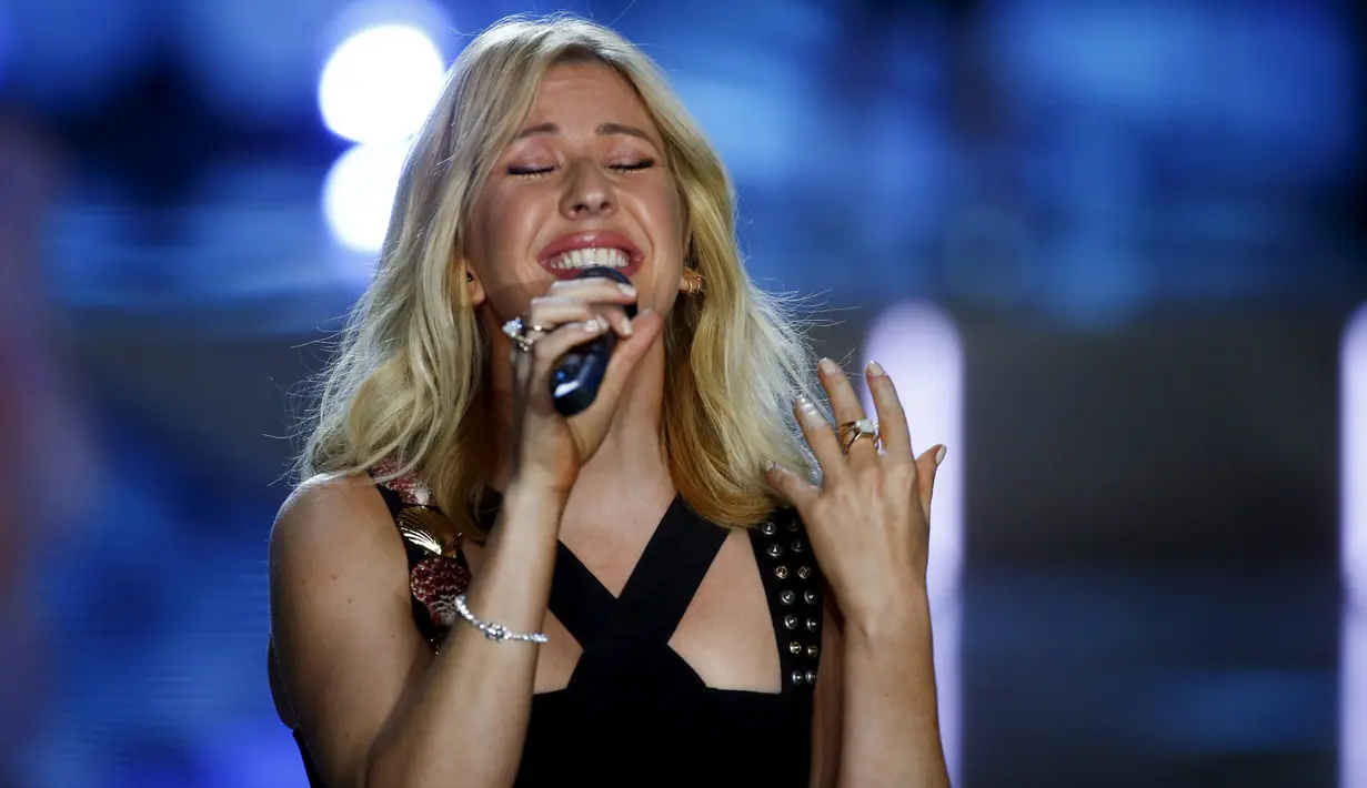 Ellie Goulding saat tampil menyanyikan sebuah lagu pada acara Victoria Secret Fashion Show, New York, Amerika Serikat, Selasa (10/11/2015). Wanita 28 tahun ini mulai dikenal saat membawakan Soundtrack film "Fifty Shades Of Grey". (REUTERS/Lucas Jackson)