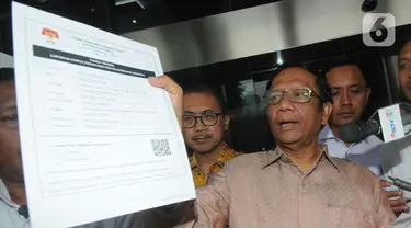 Menko Polhukam, Mahfud Md menunjukkan tanda terima Laporan Harta Kekayaan Penyelenggara Negara (LHKPN) di Gedung KPK, Jakarta, Senin (2/12/2019). Diberitakan sebelumnya, KPK mengimbau para menteri untuk melaporkan kekayaan mereka ke KPK. (merdeka.com/Dwi Narwoko)