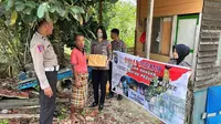 Anggota Dirlantas Polda Kaltara memberikan bantuan kepada warga kurang mampu di Tanjung Selor, Kabupaten Bulungan.