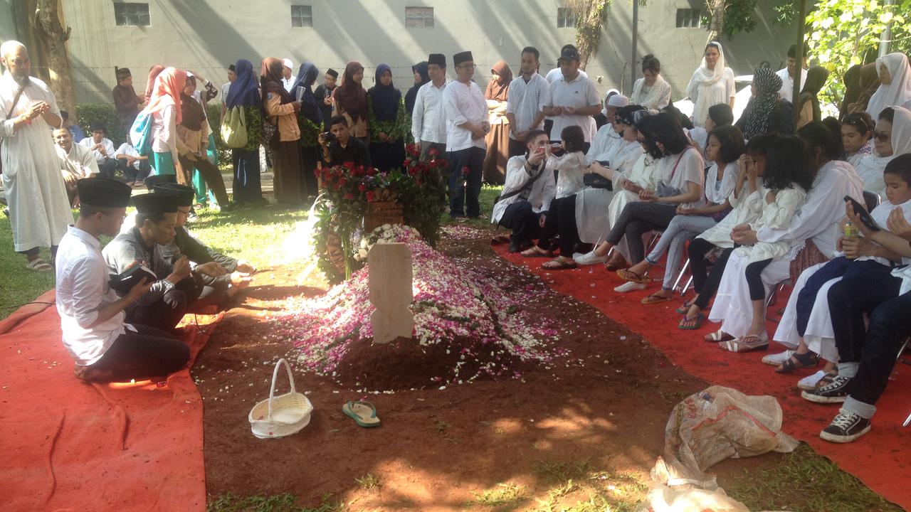 Pemakaman ibu Adrie Subono