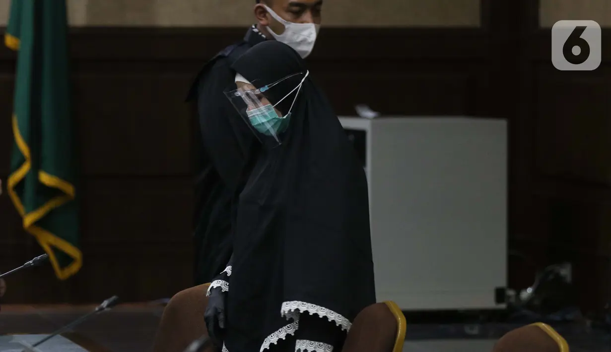 Terdakwa dugaan suap dan tindak pidana pencucian uang terkait kepengurusan fatwa untuk Djoko Tjandra di Mahkamah Agung, Pinangki Sirna Malasari saat menjalani sidang lanjutan di Pengadilan Tipikor Jakarta, Senin (2/11/2020). Sidang mendengar keterangan saksi-saksi. (Liputan6.com/Helmi Fithriansyah)