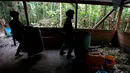 Polisi antinarkotika Kolombia mengangkat tong di laboratorium pembuatan kokain di tengah hutan, Desa Calamar, Guaviare, Kolombia, Selasa (2/8). Polisi mengaku sudah memusnahkan 104 pabrik kokain dalam operasi 5 hari.(REUTERS/John Vizcaino)