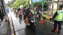 Pengendara motor masuk jalan tol dalam kota melalui pintu tol Taman Mini 2, Jakarta, Kamis (21/4). Ruas jalan yang terendam banjir akibat hujan membuat sebagian pengendara motor menggunakan jalan tol untuk menghindari banjir.  (Liputan6.com/Angga Yuniar)