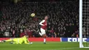 Aksi pemain Arsenals, Pierre-Emerick Aubameyang mengecoh kiper Everton saat mencetak gol pada laga Premier League di Emirates Stadium, London, (3/2/2018). Arsenal menang 5-1. (Victoria Jones/PA via AP)