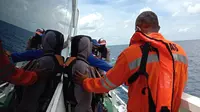 Petugas SAR gabungan dalam operasi pencarian korban speedboat yang tenggelam di Banggai Laut. Operasi itu akhirnya dihentikan, Minggu (8/11/2020) setelah 7 hari digelar dan akan dilanjutkan dengan pemantauan. (Foto: Basarnas Palu).