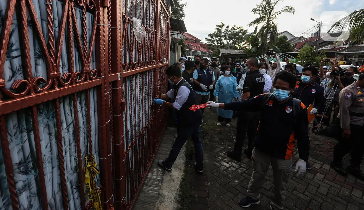 Penyidik dari Polsek Kalideres bersama tim yang mengenakan baju Pusat Laboratorium Forensik (Puslabfor) Badan Reserse Kriminal (Bareskrim) Mabes Polri datang ke lokasi rumah tempat penemuan empat jenazah satu keluarga di Kalideres, Jakarta Barat,Rabu (16/11/2022). Hingga sampai saat ini Polisi belum mengungkapkan penyebab kematian korban melainkan berdasarkan hasil pemeriksaan, tidak ditemukan tanda kekerasan dan ditemukan fakta keempat jasad itu sudah lama tidak mendapat asuman makanan maupun minuman. (Liputan6.com/Johan Tallo)