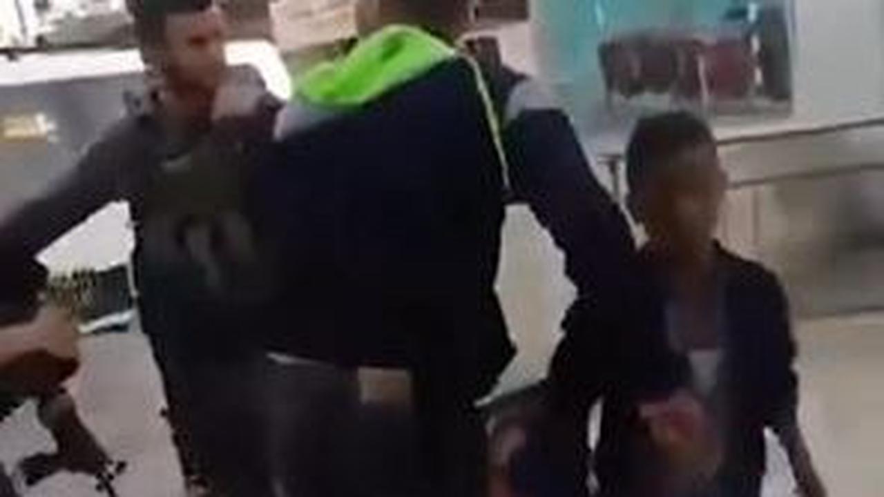 Di tengah perdebatan antara tentara Israel dengan pria tersebut, seorang bocah langsung datang dan mencoba mengambil anak kecil ini.
