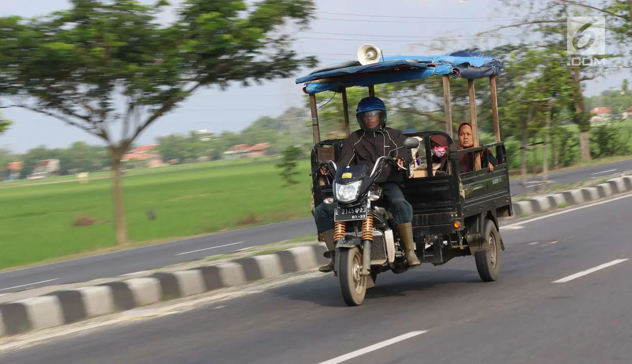 Pemudik sepeda motor roda tiga melintasi Jalur Pantura Cirebon mengarah ke Indramayu, Jawa Barat, Kamis, (29/6). Puncak arus balik diprediksi akan terjadi pada H+5 dan H+6 Lebaran saat cuti bersama berakhir. (Liputan6.com/Helmi Afandi)