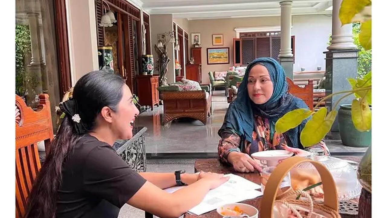 5 Potret Teras Semi Terbuka Rumah Camelia Malik, Bernuansa Klasik dan Tropis