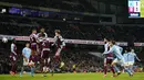 Gelandang Manchester City, Phil Foden (kanan) mencetak gol kedua timnya ke gawang Aston Villa pada laga pekan ke-31 Premier League 2023/2024 di Etihad Stadium, Manchester, Rabu (3/4/2024) malam. (AP Photo/Dave Thompson)