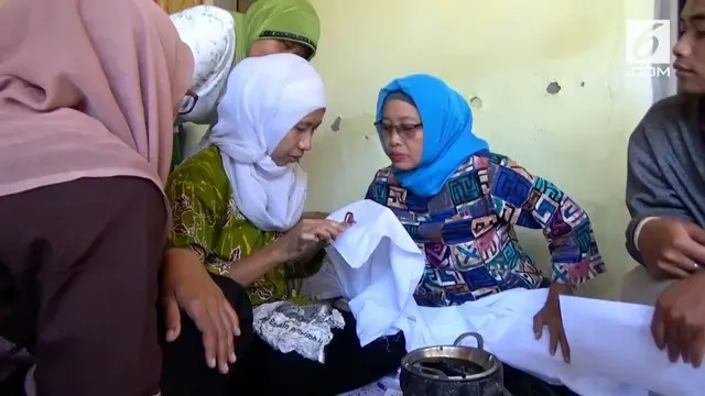 Puluhan ibu rumah tangga belajar membatik di Hari Batik Nasional.