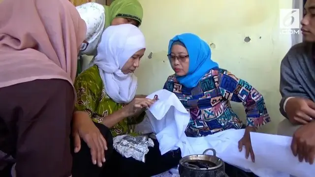 VIDEO: Hari Batik Nasional, Emak-Emak Belajar Membatik