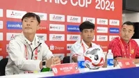 Pelatih Timnas Laos, Ha Hyeok-Jun (kiri), didampingi pemainnya, Phetdavanh Somsanid, dalam konferensi pers jelang duel kontra Timnas Indonesia di Piala AFF 2024, Rabu (11/12/2024). (Bola.com/Vincentius Atmaja)