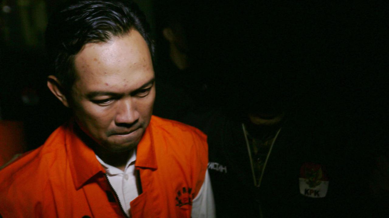 FOTO: Bupati dan Sekda Cilacap Ditahan KPK Usai Operasi Tangkap Tangan