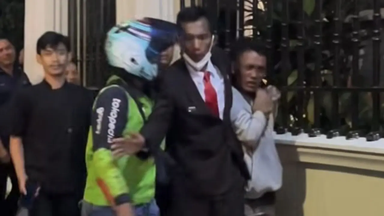 Polisi menangkap seorang pria berinisial SP yang di mana membawa sebuah celurit di kawasan Sudirman, Jakarta, Jumat 4 September 2026 malam.
