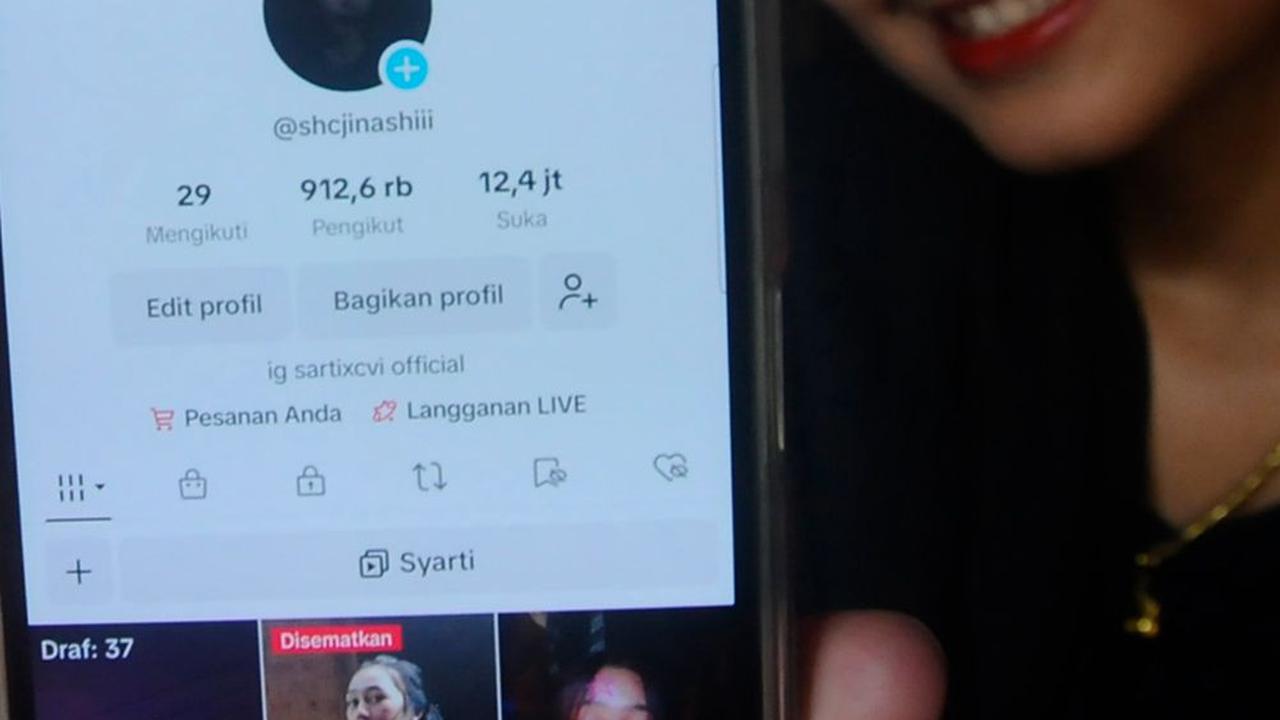 Ketika dijumpai di kediamannya pada Selasa (13/2), Sarti memperlihatkan akun TikToknya memiliki lebih dari 900 ribu follower atau pengikut. Merdeka.com/Arie Basuki