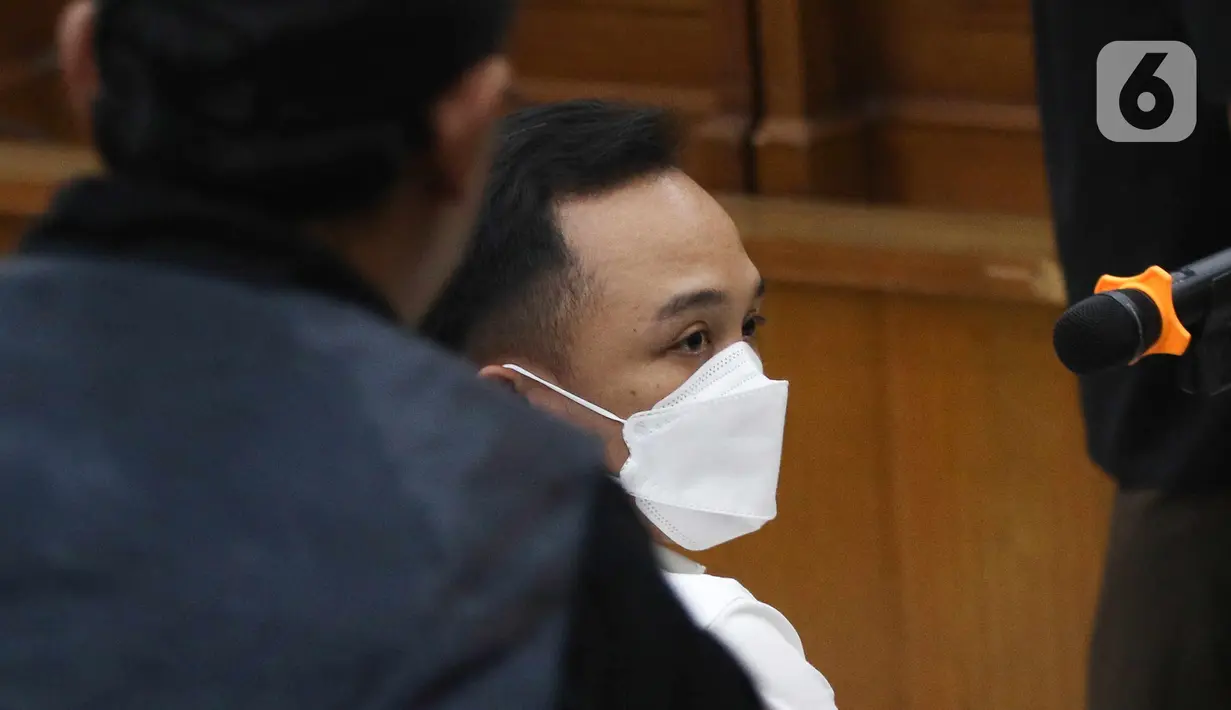 Ricky Rizal bersiap sidang perdana terkait kasus pembunuhan Brigadir Nofriansyah Yosua Hutabarat atau Brigadir J di Ruang Utama Pengadilan Negeri Jakarta Selatan, Senin (17/10/2022). Sidang perdana Ricky Rizal yang beragendakan pembacaan dakwaanoleh Jaksa Penuntut Umum. (Liputan6.com/Herman Zakharia)