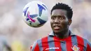 Pemain Cremonese, David Okereke, berusaha mengontrol bola saat melawan Udinese pada laga Liga Italia di Stadion Alberto Picco, Minggu (30/10/2022). (Claudio Grassi/LaPresse via AP)