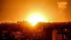 Ledakan terlihat selama serangan udara Israel di kota Gaza, Palestina (27/10). Israel mebombardir ke sejumlah titik di Jalur Gaza, termasuk beberapa di antaranya diyakini sebagai markas Hamas. (AFP Photo/Mahmud Hams)