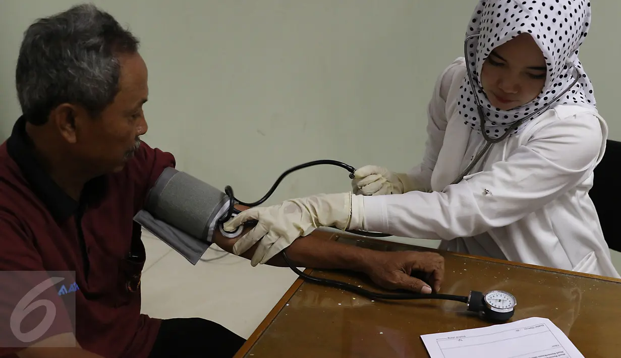 Warga sedang melakukan pengecekan untuk operasi katarak yang diadakan Kantor Wilayah Direktorat Jenderal (Ditjen) Pajak Jakarta Barat, Jakarta, Sabtu (28/11/2015). (Liputan6.com/Herman Zakharia)