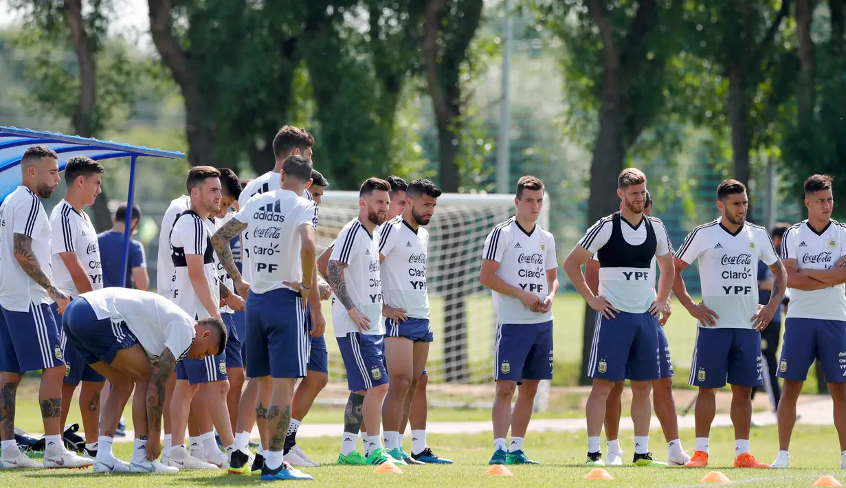 Pemain Argentina, Lionel Messi dan kawan-kawan bersiap berlatih untuk menghadapi Prancis pada 16 besar Piala Dunia 2018 di Bronnitsy, Rusia, Jumat (29/6). (AP Photo/Ricardo Mazalan)