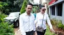 Zaskia Gotik dan Arief Fitriansah, tiba sekitar pukul 12 siang. Dengan baju senada warna putih dan bawahan warna gelap. (Deki Prayoga/Bintang.com)