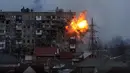 Sebuah ledakan terlihat pada sebuah gedung apartemen setelah kebakaran tank tentara Rusia di Mariupol, Ukraina, 11 Maret 2022. Baik Rusia maupun Ukraina percaya diri akan segera mencatat kemenangan. (AP Photo/Evgeniy Maloletka, File)