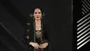 Kebaya dengan sentuhan modern karya Era Soekamto dipamerkan dalam pagelaran The Iconic Women Senayan City Fashion Nation ke-11, Jakarta, Rabu (12/4). (Liputan6.com/Herman Zakharia)