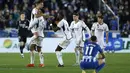<p>Sejumlah pemain Real Madrid merayakan kemenangan atas Deportivo Alaves pada laga pekan ke-18 Liga Spanyol 2023/2024 di Mendizorroza Stadium, Vitoria, Spanyol, Jumat (22/12/2023) dini hari WIB. (AP Photo/Ricardo Larreina)</p>