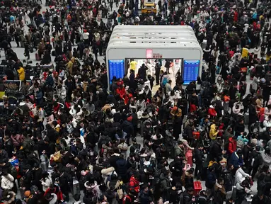 Suasana saat calon penumpang menunggu kereta di sebuah stasiun di Hangzhou, Provinsi Zhejiang, China, Minggu (10/2). Jutaan warga China mulai kembali bekerja setelah menghabiskan liburan Tahun Baru Imlek di kampung halaman. (Chinatopix via AP)