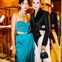 Luna Maya dan Putri Marino menjadi perwakilan public figure yang turut menghadiri acara BVLGARI Mediterranea di Bali. Mari kita simak gaya keduanya yang tak kalah memukau dengan tamu lainnya, termasuk Davika Hoorne. Foto: Instagram.