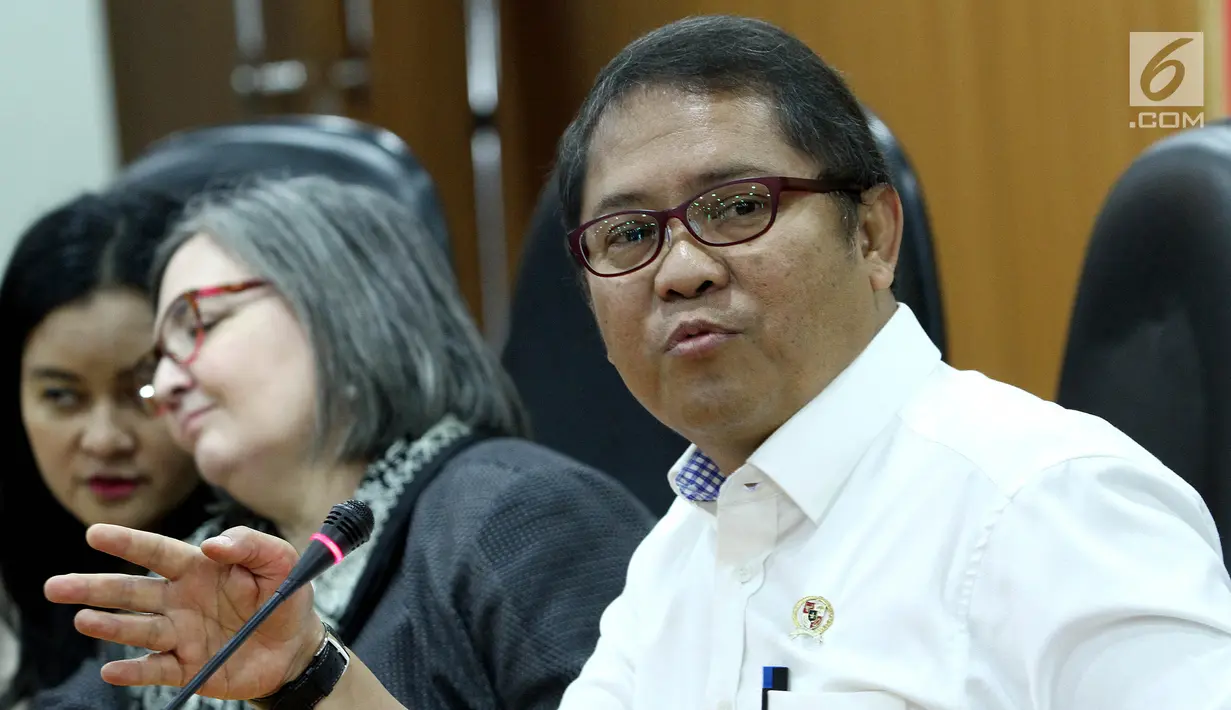 Menteri Komunikasi dan Informatika, Rudiantara memberikan keterangan di Jakarta, Jumat (4/8). Kominfo dan Google sepakat bekerjasama menangkal konten radikalisme dan terorisme di semua layanan milik Google. (Liputan6.com/Johan Tallo)