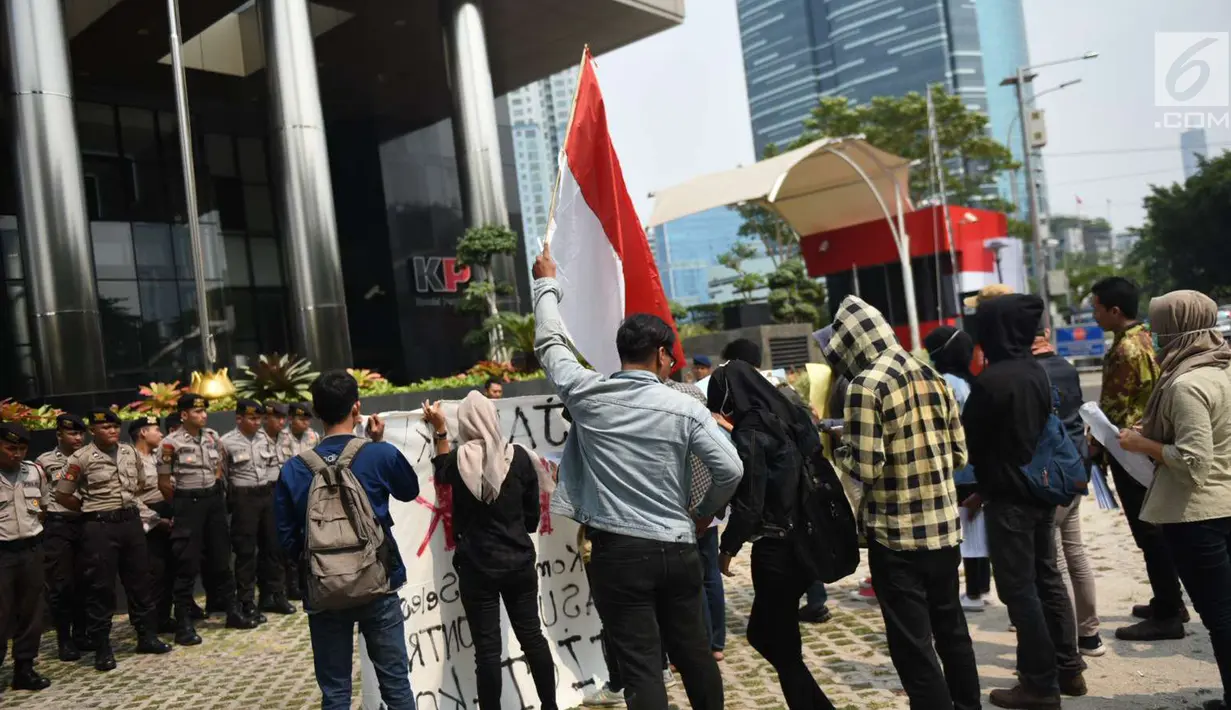 Mahasiswa yang tergabung dalam Jamak melakukan aksi unjuk rasa di KPK Jakarta, Rabu (3/10). Dalam aksinya Mereka menunut KPK segera memeriksa petinggi JICT-Koja dalam kerugian negara. (Liputan6.com/Angga Yuniar)