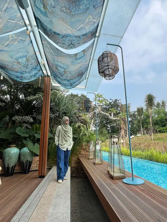 Saat berlibur, menikmati perjalanan dengan busana kasual jadi pilihannya. Penampilan Meisya yang memadukan jeans dan kemeja oversize bisa jadi inspirasi di mana ia memilih warna-warna yang lembut. [Foto: Instagram/meisya_siregar]