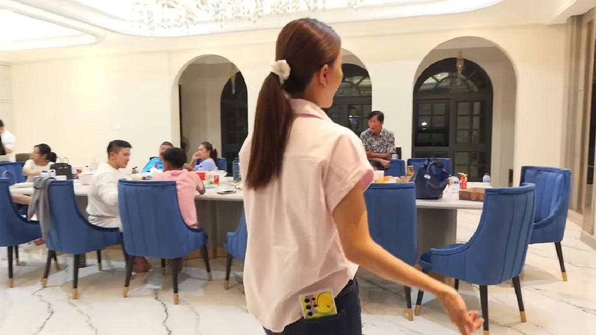 Inilah penampakan ruang makan Sarwendah, yang dilengkapi dengan meja besar dan kursi-kursi dalam jumlah cukup banyak.&nbsp;